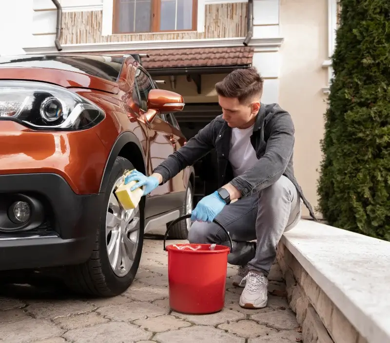 Lavage auto à domicile Calvisson : professionnel intervenant sur un véhicule